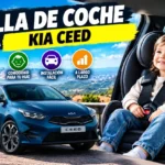 Silla de coche con niño sentado y coche Kia Ceed de color azul.