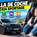 Silla de coche con niño sentado y coche Kia Sportage de color negro.